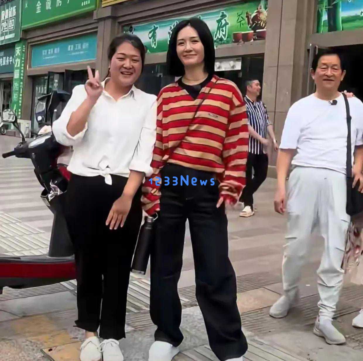 谢娜回到四川故乡探望父母，穿着朴素显老态，素颜状态差小肚子明显