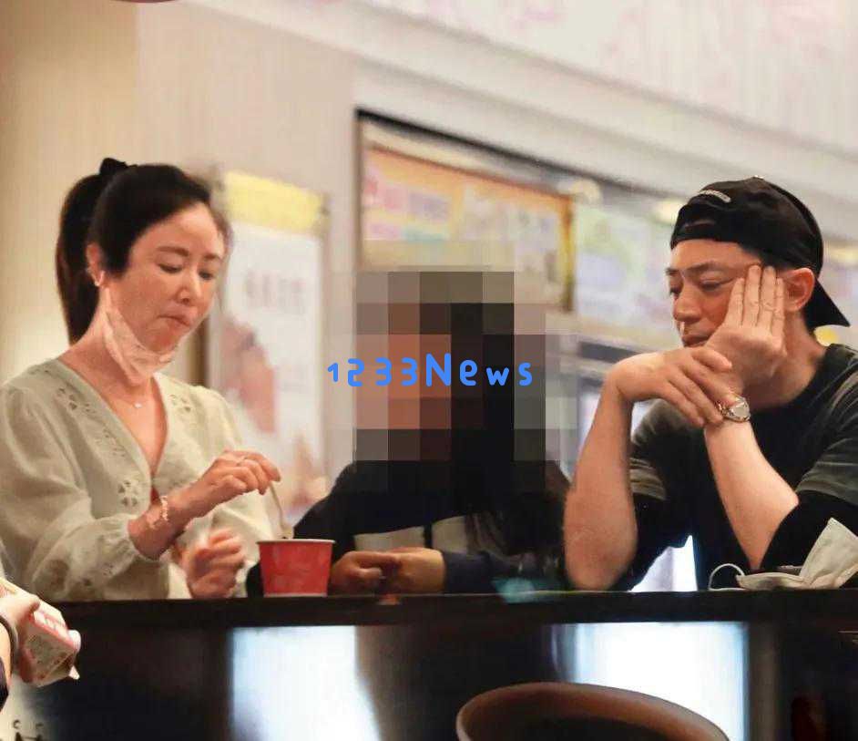 林心如与霍建华携手女儿小海豚散步，网友纷纷表示羡慕幸福满溢！