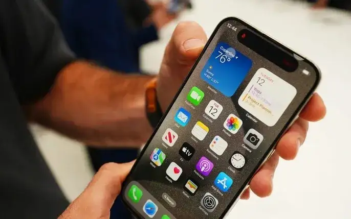 意念操控 iPhone！苹果联手「首例 ChatGPT 脑植入」团队，大脑将成为你的输入法