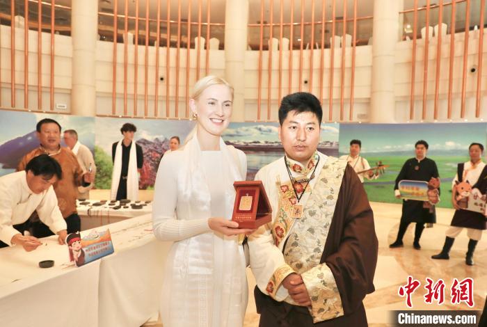 （文化中国行）千年瑰宝甘南藏族唐卡如何在新时代“破圈”成为时尚新宠