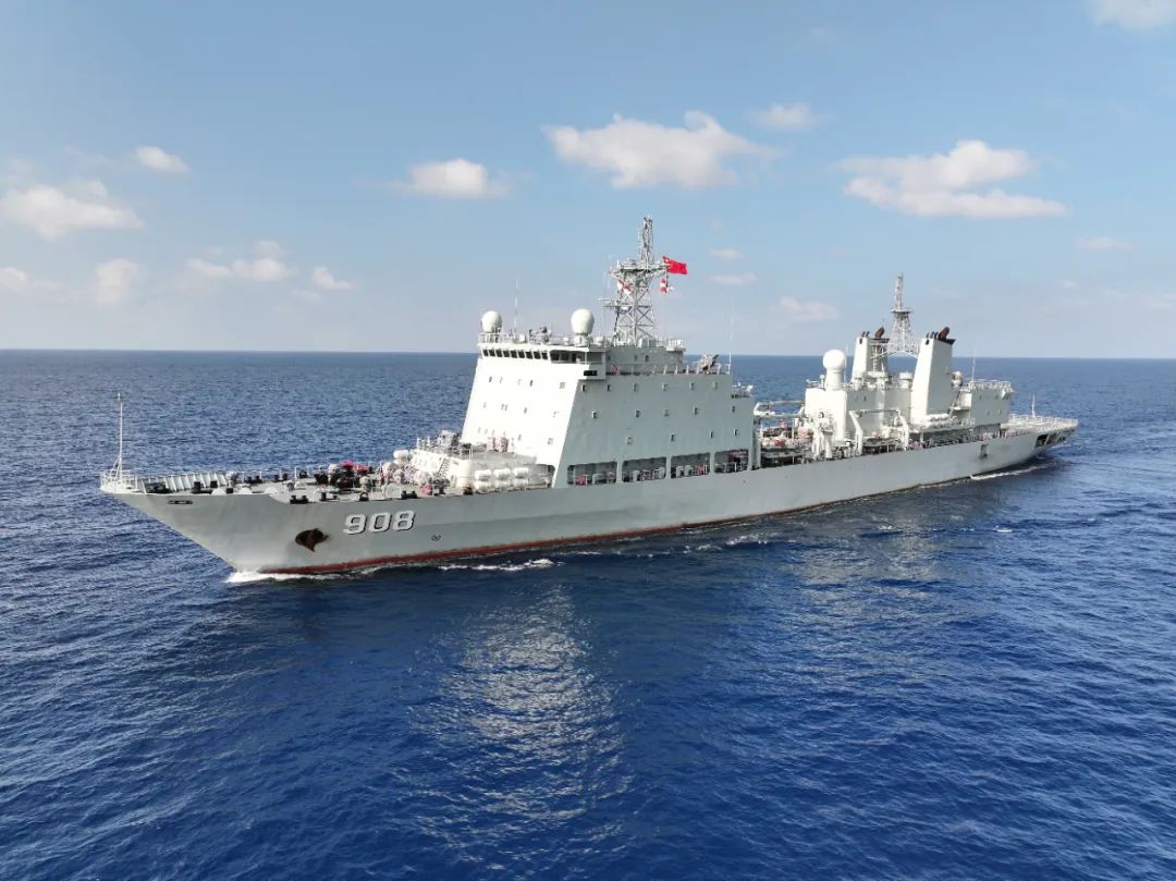 南海深水区域，海军舰艇编队进行高强度实战化演练与训练