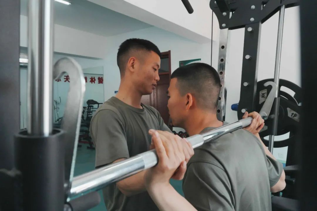 3000米跑出9分08秒，佳绩斩获三冠，荣获三等功勋！
