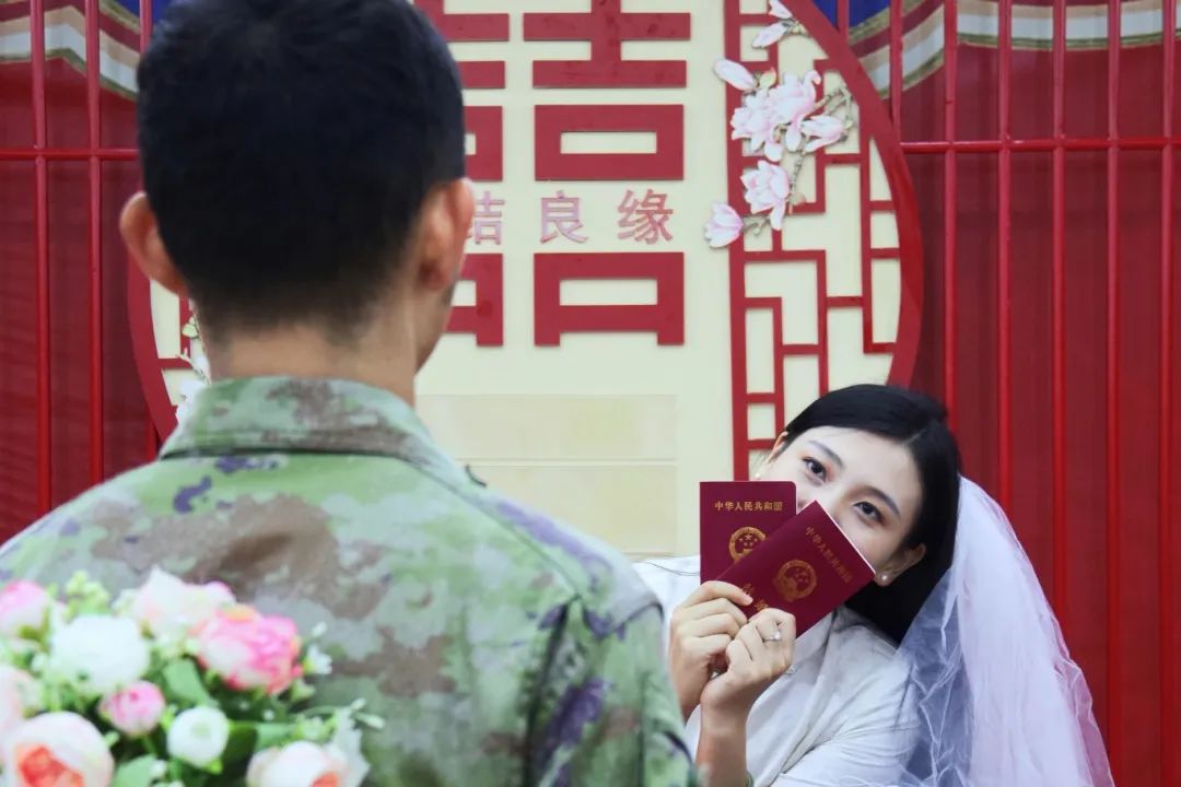 左手握住你，右手致敬！在520这一天，聆听军人恋爱的动人故事