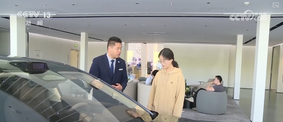 “以旧换新”政策助力“五一”假期各大商圈消费热潮持续升温人气暴涨