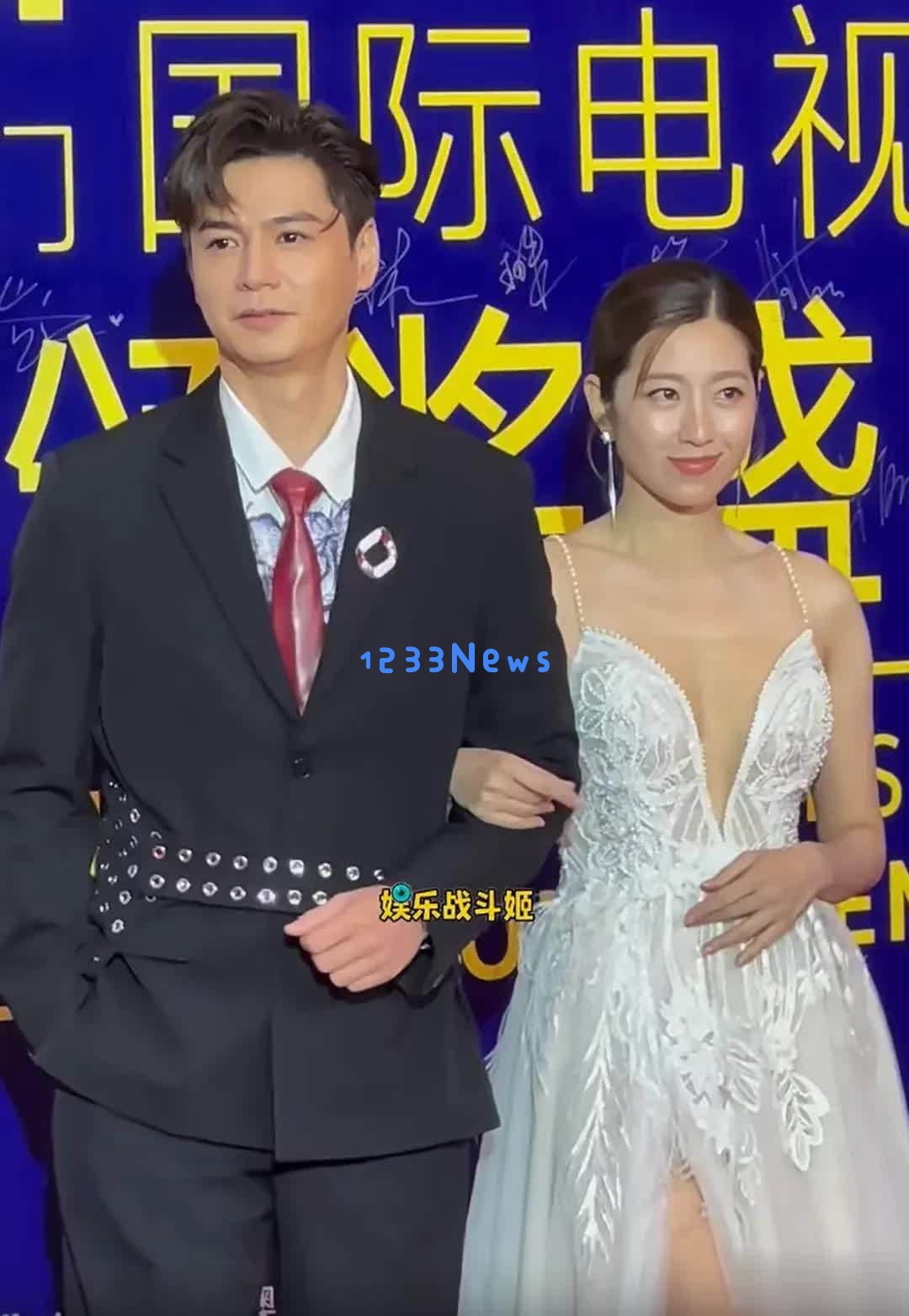 新时代国际电视节红毯盛况：梅婷颖儿惊艳亮相，57岁王劲松时尚造型颠覆年龄认知