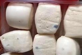 馒头放冰箱冷冻会产生致癌黄曲霉素，食用前需谨慎了解相关风险