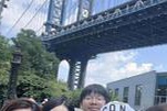 61岁甄子丹夫妇在普陀山虔诚拜佛，吕良伟携妻同框展示信仰之美