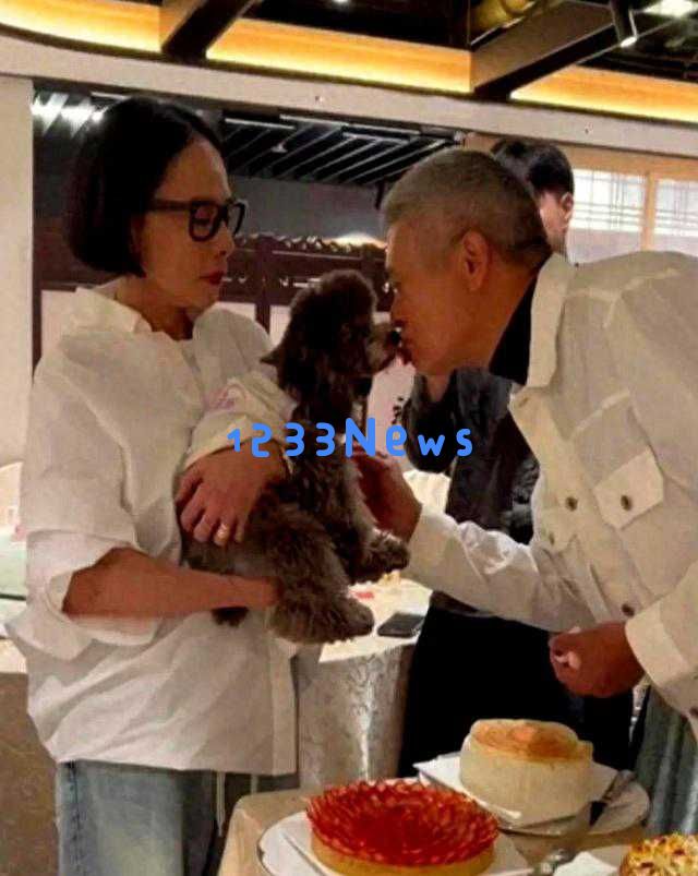 周润发庆祝70岁生日，陈荟莲抱爱犬，虽然富有却无子女，令人感叹