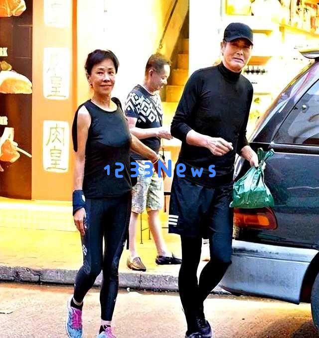周润发庆祝70岁生日，陈荟莲抱爱犬，虽然富有却无子女，令人感叹