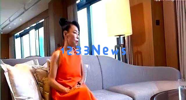 周润发庆祝70岁生日，陈荟莲抱爱犬，虽然富有却无子女，令人感叹