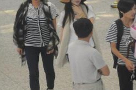 李小璐公园陪女儿甜馨玩耍，43岁依旧青春洋溢，甜馨身高似乎超过妈妈了？