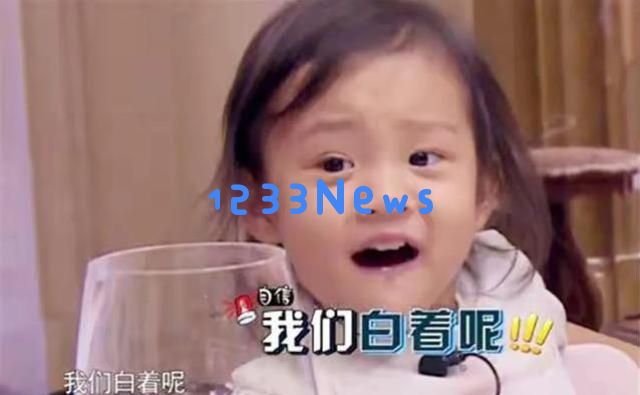李小璐公园陪女儿甜馨玩耍，43岁依旧青春洋溢，甜馨身高似乎超过妈妈了？