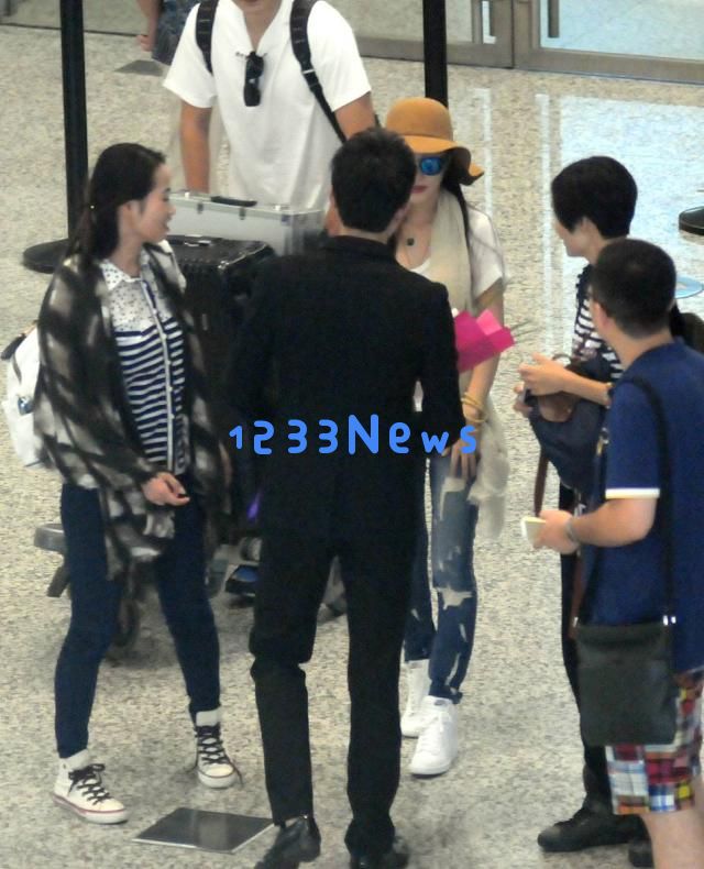 李小璐公园陪女儿甜馨玩耍，43岁依旧青春洋溢，甜馨身高似乎超过妈妈了？