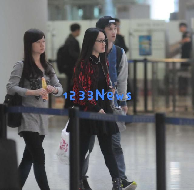 李小璐公园陪女儿甜馨玩耍，43岁依旧青春洋溢，甜馨身高似乎超过妈妈了？
