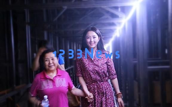 杨童舒现状：虽已50岁依然容颜焕发，执教大学且儿子帅气与她神似