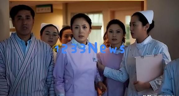 杨童舒现状：虽已50岁依然容颜焕发，执教大学且儿子帅气与她神似