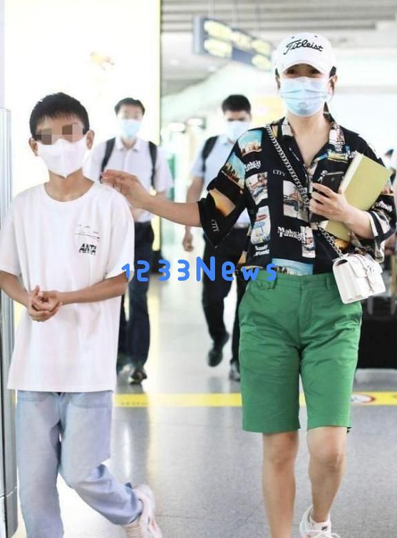 杨童舒现状：虽已50岁依然容颜焕发，执教大学且儿子帅气与她神似