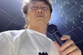陈奕迅夜晚发布自拍照，网友评论称他已经全面复活，状态回归巅峰