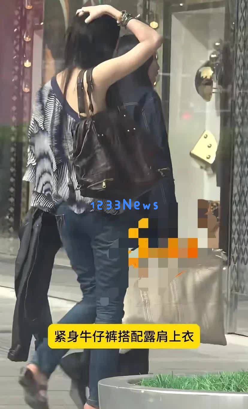 李嫣现身SKP购物中心被目击，成熟打扮显得有些老气，长相继承父亲气质似王菲