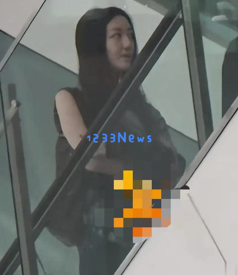 李嫣现身SKP购物中心被目击，成熟打扮显得有些老气，长相继承父亲气质似王菲
