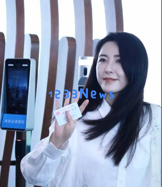 曾黎在机场感动泪洒现场，粉丝满满祝福暖心相伴，工作室“倒卖礼物”事件依然引发热议