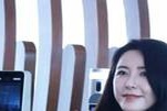 曾黎在机场感动泪洒现场，粉丝满满祝福暖心相伴，工作室“倒卖礼物”事件依然引发热议