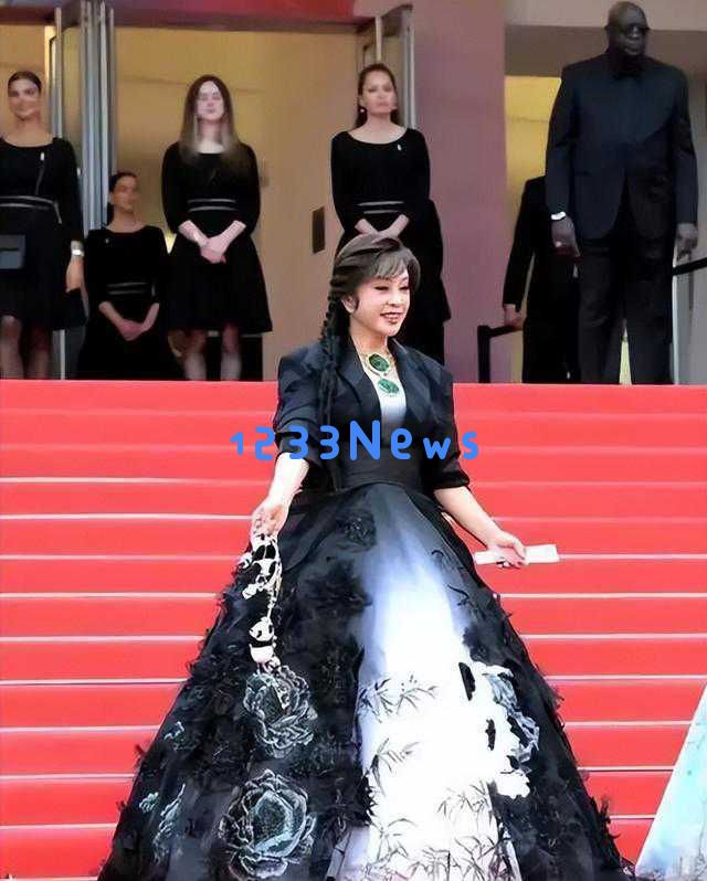 74岁刘晓庆亮相戛纳红毯，大方展现华丽翡翠珠宝引发众多网友热议