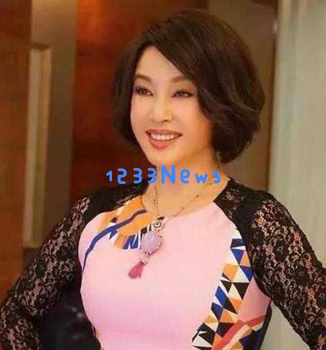 74岁刘晓庆亮相戛纳红毯，大方展现华丽翡翠珠宝引发众多网友热议