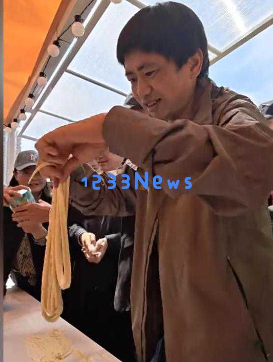 俞敏洪在青海开展接地气探险之旅，省长亲自示范拉面，还被拍到蹲地捡石头