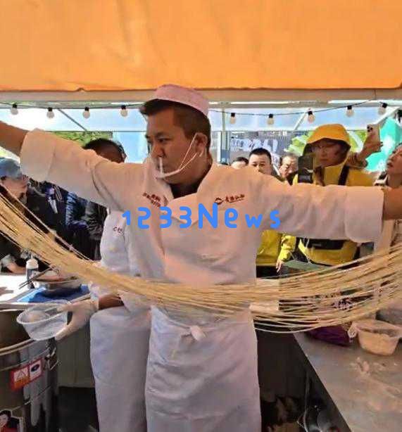 俞敏洪在青海开展接地气探险之旅，省长亲自示范拉面，还被拍到蹲地捡石头