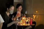 王菲与谢霆锋同赴日本，机场冷淡步伐引发网友热议与猜测