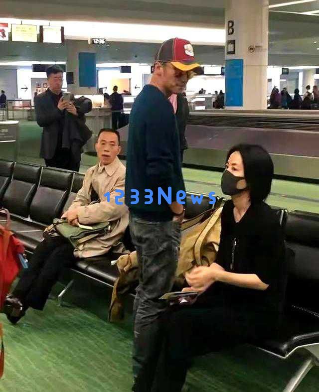 王菲与谢霆锋同赴日本，机场冷淡步伐引发网友热议与猜测