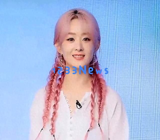 染粉色头发的赵丽颖再次出现在公众视野中，因脏话风波导致状态不佳，频频走神令人关注