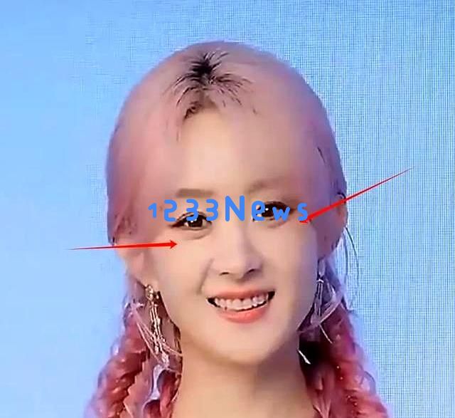 染粉色头发的赵丽颖再次出现在公众视野中，因脏话风波导致状态不佳，频频走神令人关注