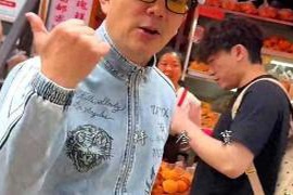 58岁任贤齐现身云南街头，亲民形象依旧，享受小锅米线与农贸市场的乐趣