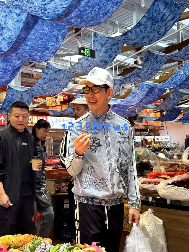 58岁任贤齐现身云南街头，亲民形象依旧，享受小锅米线与农贸市场的乐趣