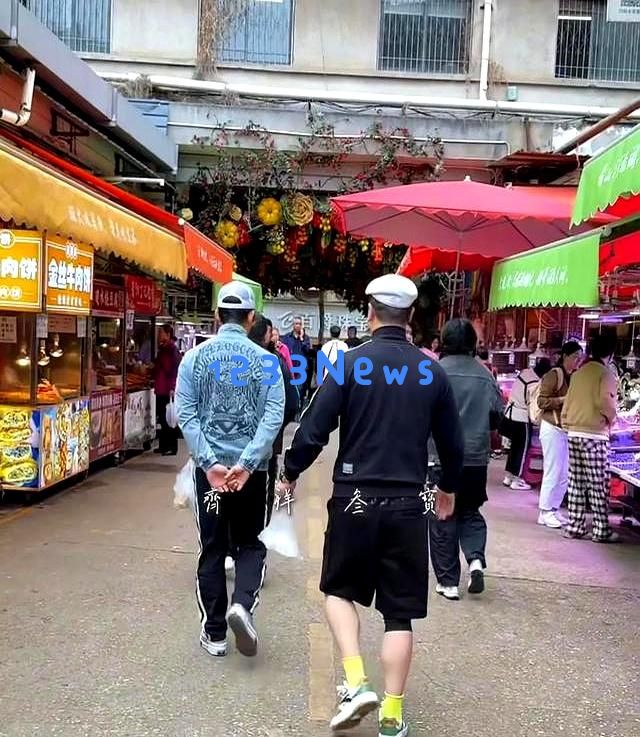 58岁任贤齐现身云南街头，亲民形象依旧，享受小锅米线与农贸市场的乐趣