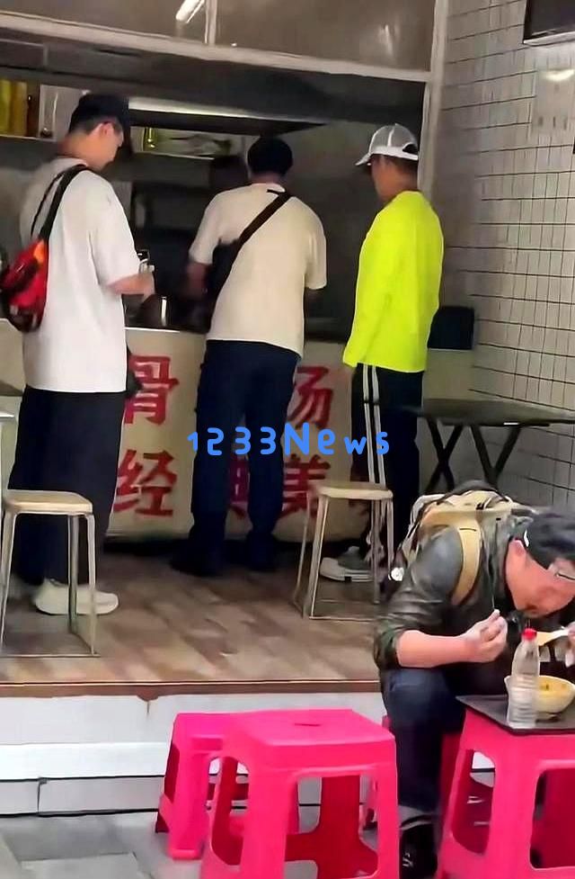 58岁任贤齐现身云南街头，亲民形象依旧，享受小锅米线与农贸市场的乐趣