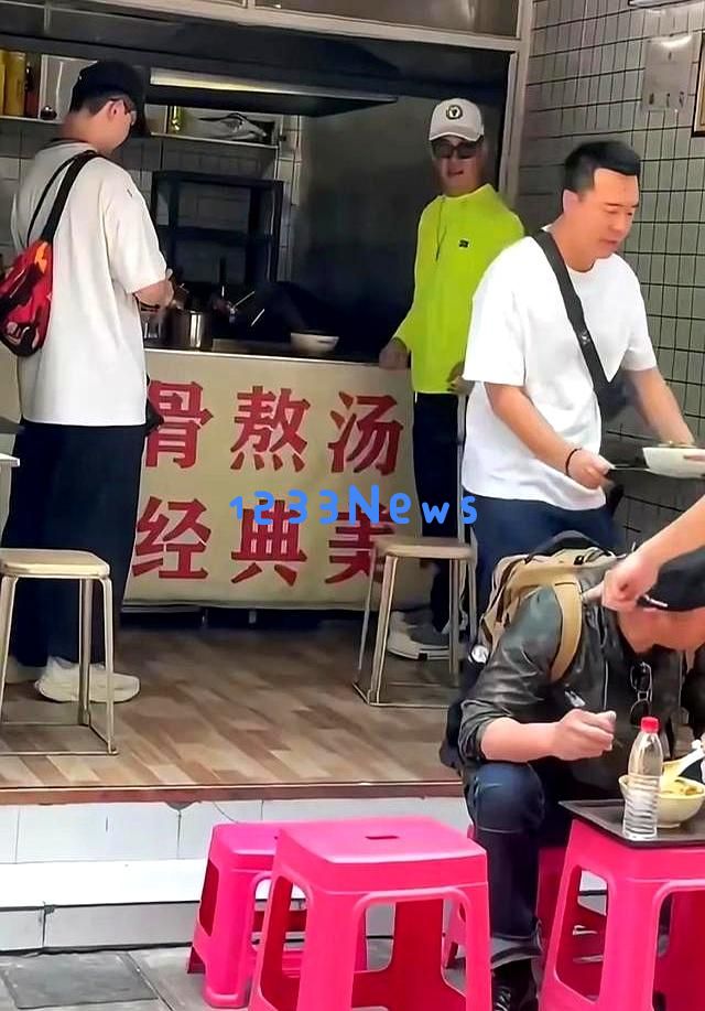 58岁任贤齐现身云南街头，亲民形象依旧，享受小锅米线与农贸市场的乐趣