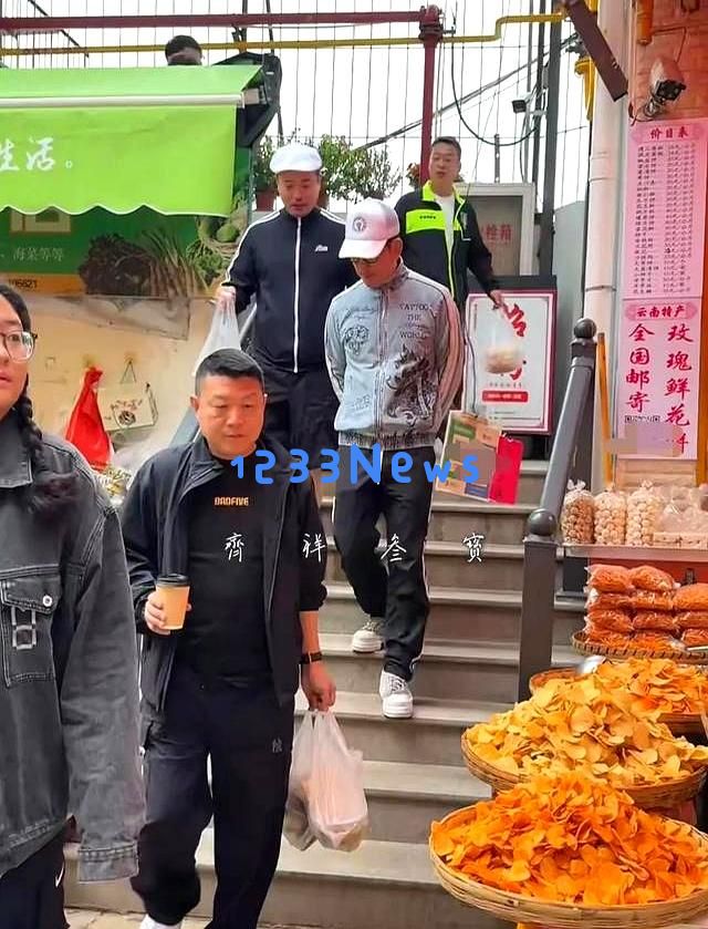 58岁任贤齐现身云南街头，亲民形象依旧，享受小锅米线与农贸市场的乐趣