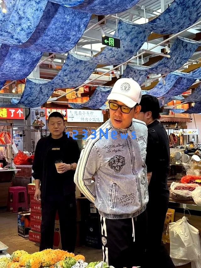 58岁任贤齐现身云南街头，亲民形象依旧，享受小锅米线与农贸市场的乐趣