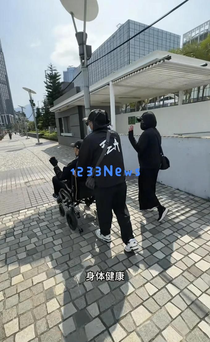 谢贤在香港维港被发现，坐在轮椅上由保姆照顾，晒太阳时显得面部浮肿精神状态不佳