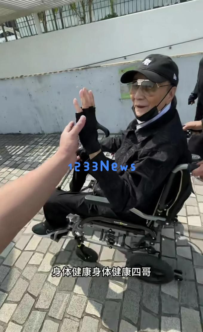 谢贤在香港维港被发现，坐在轮椅上由保姆照顾，晒太阳时显得面部浮肿精神状态不佳