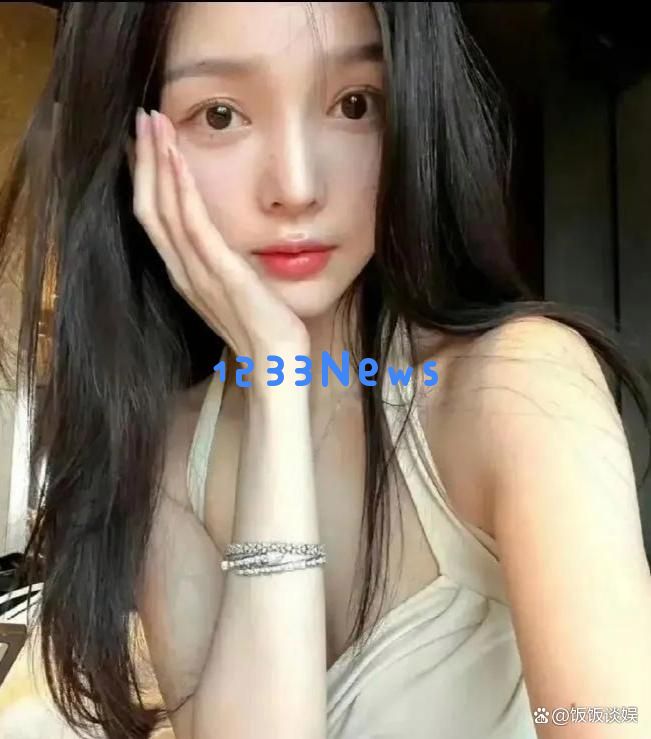 网红晓雪再次揭露李现的内幕，聊天记录与通告单相关联，离婚身份引发热议