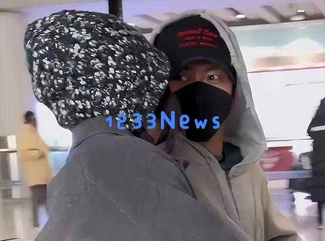 “锋菲”在日本度假被拍，王菲身材发福明显与张柏芝形成鲜明对比！