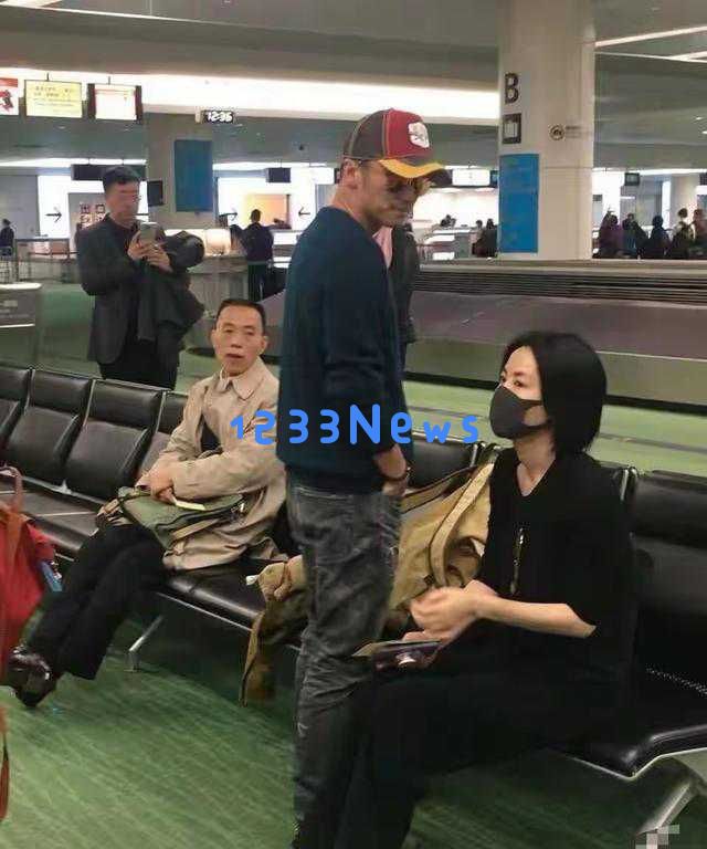 “锋菲”在日本度假被拍，王菲身材发福明显与张柏芝形成鲜明对比！