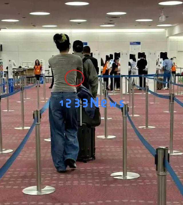 “锋菲”在日本度假被拍，王菲身材发福明显与张柏芝形成鲜明对比！