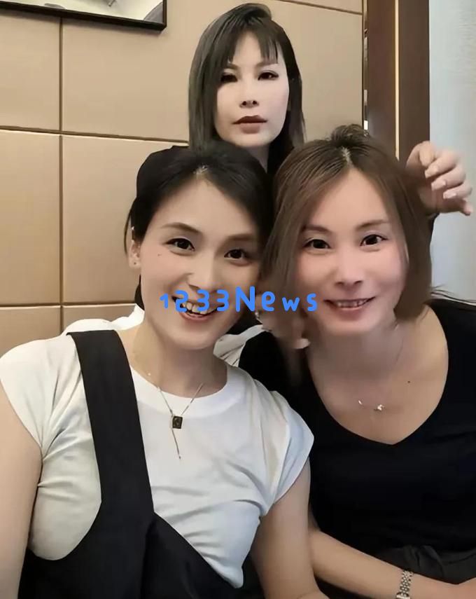 太奢华了！瑾汐大姐回归故土，全家团圆聚餐场面曝光，帝王蟹和五粮液搭配盛宴