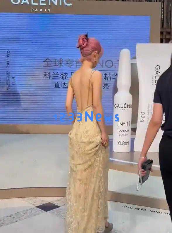 赵丽颖被曝出新恋情后首次公开亮相，惊艳全背裸露造型引发网友热议