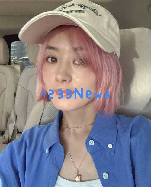 赵丽颖被曝出新恋情后首次公开亮相，惊艳全背裸露造型引发网友热议